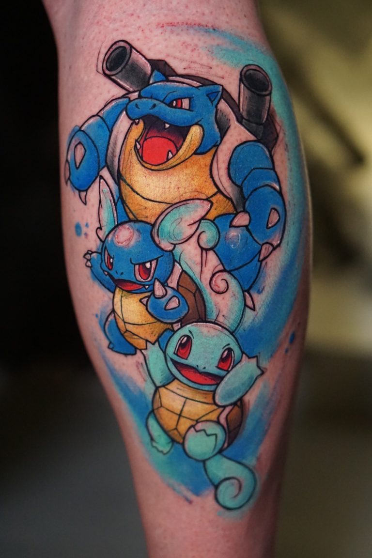 Bunte Tätowierung mit drei Pokémon: Blastoise, Wartortle und Squirtle, umgeben von Wasser.
